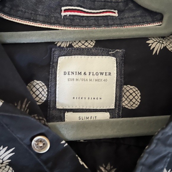 Denim and flower short sleeve button down size medium - Picture 2 of 2